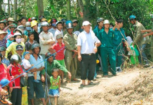 Công an, dân quân tự vệ được tăng cường để lập lại trật tự Công an, dân quân tự vệ được tăng cường để lập lại trật tự