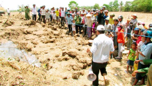 Dùng loa phát thanh để tuyên truyền, vận động người dân Dùng loa phát thanh để tuyên truyền, vận động người dân