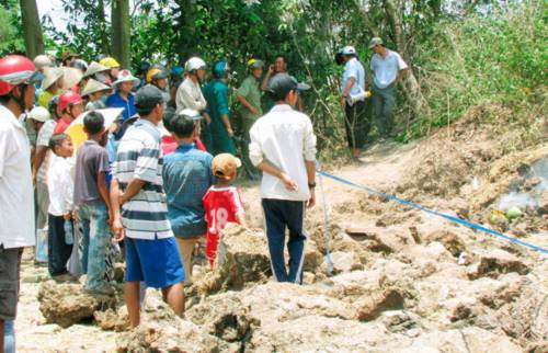 Người dân hiếu kỳ thắp nhang để cầu may