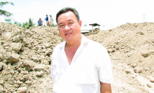 Ông Quách Văn Lỹ - đại diện chủ lò gạch Út Tịch - trực tiếp chỉ đạo cho xe ủi đi phần đất nổi Ông Quách Văn Lỹ - đại diện chủ lò gạch Út Tịch - trực tiếp chỉ đạo cho xe ủi đi phần đất nổi