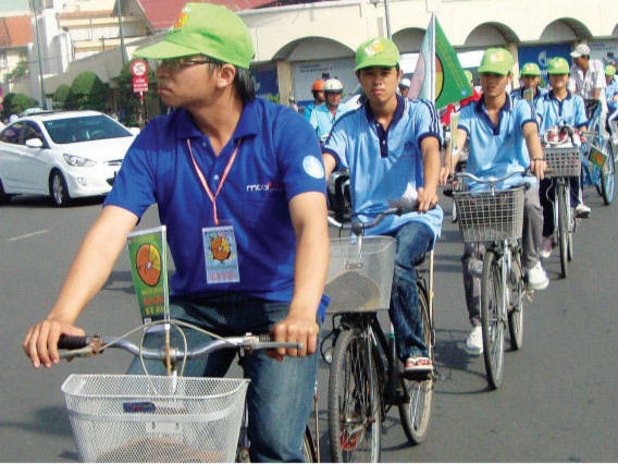Sinh viên đại học Luật TP.HCM đi xe đạp vận động mọi người sử dụng phương tiện công cộng trong cuộc vận động “Ngày đi học không xe máy”. Ảnh: TL