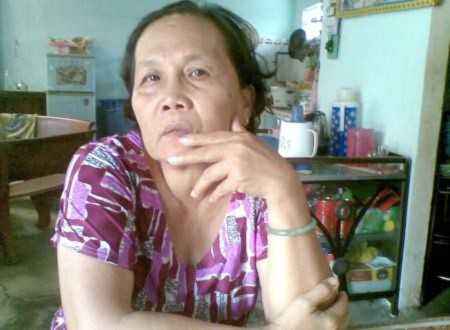 Bà Nguyệt thở dài vì hóa đơn tiền điện mà chồng bà nhập viện.