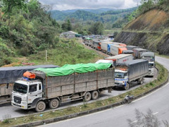 Hình ảnh hơn 2000 chiếc xe tải lớn chở dưa hấu nối đuối nhau gây ách tắc cả tuần qua trên cửa khẩu Tân Thanh
Courtesy BizLive