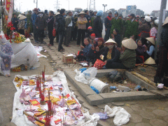 Ảnh chụp hôm 31 tháng 1, 2013: dân Dương Nội lập bàn thờ và dàn hỏa tự thiêu để chống công an cưỡng chế.
