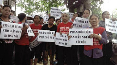 Người dân Dương Nội tiếp tục khiếu nại đòi người, đòi đất sau vụ cưỡng chế hôm 26/4/2014.
