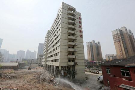 Trước đó, giới chức Thẩm Dương đã đánh giá chất lượng tòa nhà Xiangyun và kết luận, nó đã bị xuống cấp nghiêm trọng.  