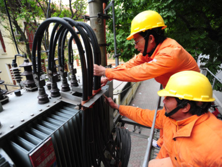 Để đảm bảo cấp đủ điện cho Hà Nội, cần đẩy nhanh tiến độ thực hiện các dự án xây dựng mới. 