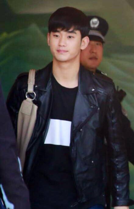 Kim Soo Hyun gặp fan cuồng bám riết trên máy bay 1