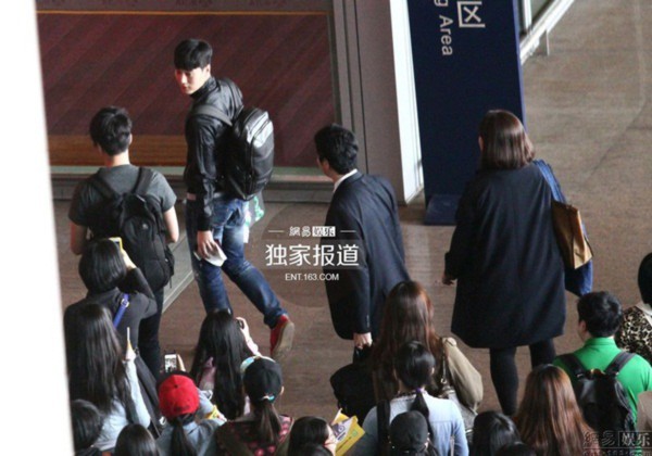 Kim Soo Hyun gặp fan cuồng bám riết trên máy bay 2 Kim Soo Hyun gặp fan cuồng bám riết trên máy bay 2