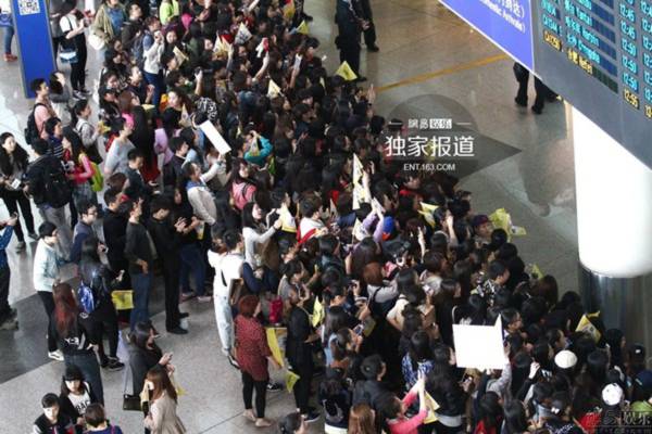 Kim Soo Hyun gặp fan cuồng bám riết trên máy bay 11 Kim Soo Hyun gặp fan cuồng bám riết trên máy bay 11