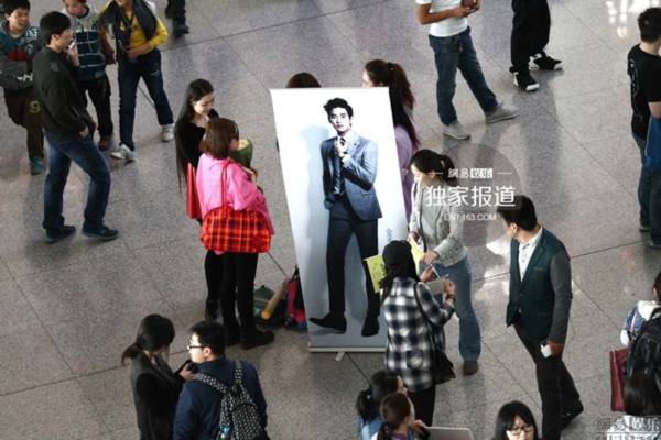 Kim Soo Hyun gặp fan cuồng bám riết trên máy bay 12 Kim Soo Hyun gặp fan cuồng bám riết trên máy bay 12