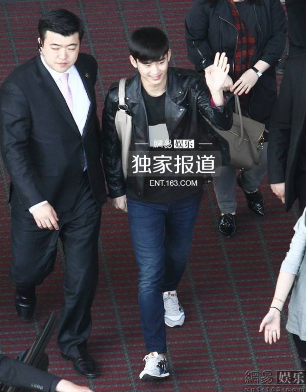 Kim Soo Hyun gặp fan cuồng bám riết trên máy bay 3 Kim Soo Hyun gặp fan cuồng bám riết trên máy bay 3