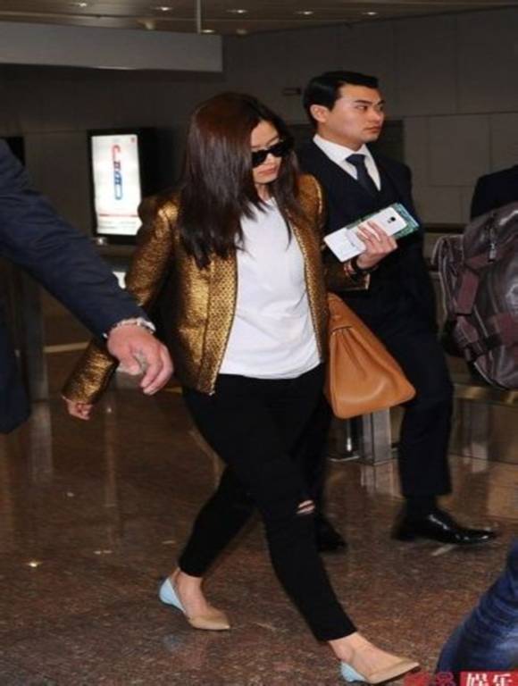 Kim Soo Hyun và Jeon Ji Hyun buồn và mệt mỏi tại sân bay 7