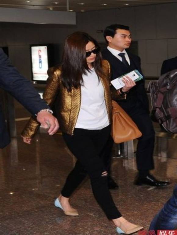 Kim Soo Hyun và Jeon Ji Hyun buồn và mệt mỏi tại sân bay 7 Kim Soo Hyun và Jeon Ji Hyun buồn và mệt mỏi tại sân bay 7