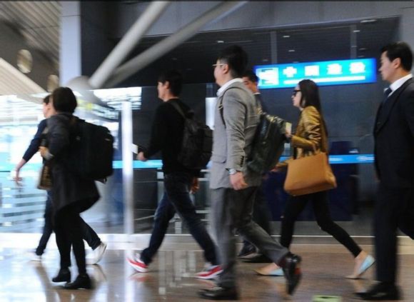 Kim Soo Hyun và Jeon Ji Hyun buồn và mệt mỏi tại sân bay 10 Kim Soo Hyun và Jeon Ji Hyun buồn và mệt mỏi tại sân bay 10