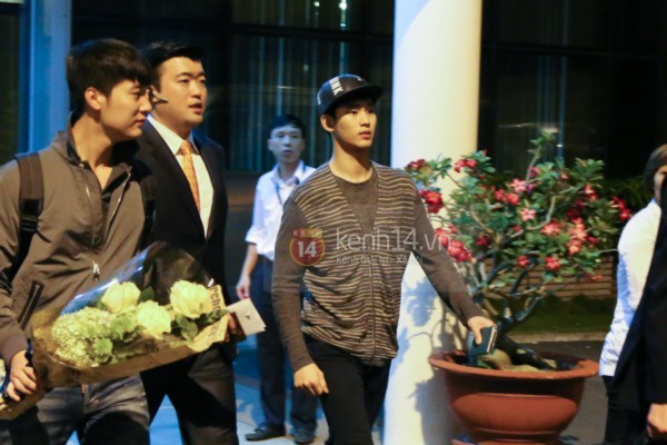 Kim Soo Hyun trầm tư trong buổi họp báo tại Việt Nam 1 Kim Soo Hyun trầm tư trong buổi họp báo tại Việt Nam 1
