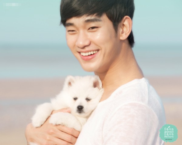 Kim Soo Hyun trầm tư trong buổi họp báo tại Việt Nam 2