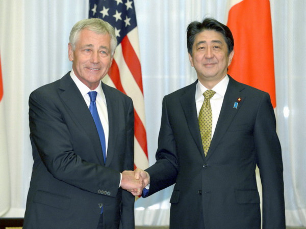 Thủ tướng Nhật Bản Shinzo Abe (phải) tiếp Bộ trưởng Quốc phòng Chuck Hagel (trái) (Ảnh: Kyodo/ TTXVN) Thủ tướng Nhật Bản Shinzo Abe (phải) tiếp Bộ trưởng Quốc phòng Chuck Hagel (trái) (Ảnh: Kyodo/ TTXVN)