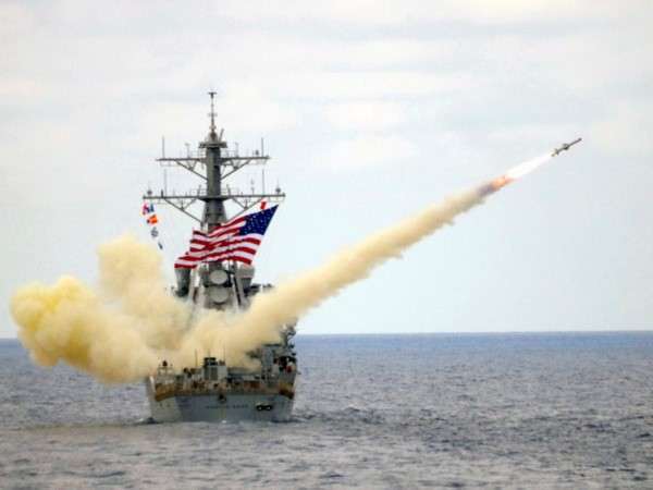 Tàu khu trục trang bị tên lửa dẫn đường USS Donald Cook. (Nguồn: http://defenceforumindia.com)