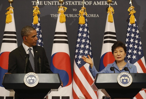 Tổng thống Mỹ, Hàn Quốc trong cuộc họp báo chung hôm qua tại Nhà Xanh, Seoul. Ảnh: Reuters