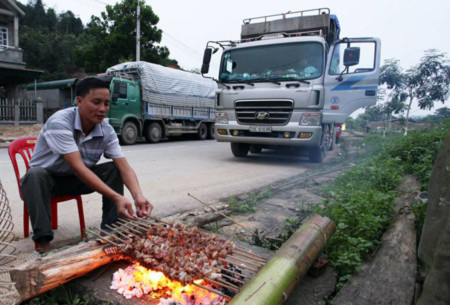 Trong lúc chờ đợi, các tài xế cũng thích nghi với cảnh tắc đường. Trong lúc chờ đợi, các tài xế cũng thích nghi với cảnh tắc đường.