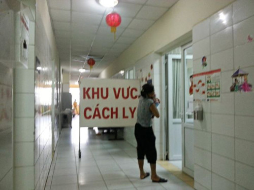 Bệnh viện quá tải với số lượng bệnh nhân nhiều. Bệnh viện quá tải với số lượng bệnh nhân nhiều.