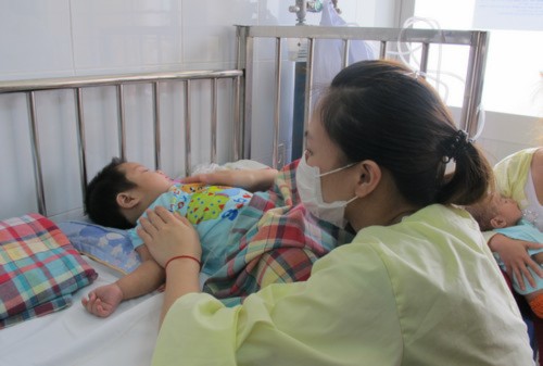Khi đến thăm, chăm con bị sởi nhiều người lớn có thể bị lây hoặc mang virus lây lan ra ngoài cộng đồng. Ảnh: N.Phương. Khi đến thăm, chăm con bị sởi nhiều người lớn có thể bị lây hoặc mang virus lây lan ra ngoài cộng đồng. Ảnh: N.Phương.