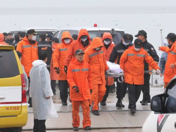 Lực lượng cứu hộ chuyển xác nạn nhân vụ đắm phà tại cảng Jindo. (Nguồn: AFP/TTXVN)