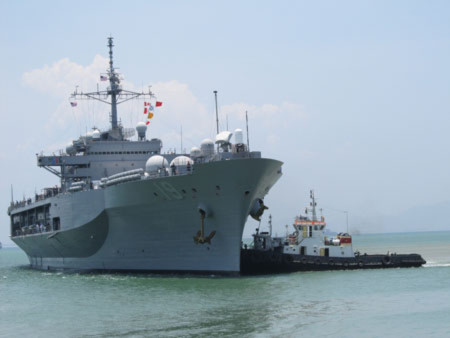 Tàu cứu hộ USNS Safeguardthăm Đà Nẵng tháng 4.2012 