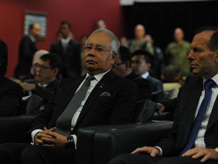 Thủ tướng Malaysia Najib Razak (trái) ngồi cạnh Thủ tướng Australia Tony Abbott tại Perth. Thủ tướng Malaysia Najib Razak (trái) ngồi cạnh Thủ tướng Australia Tony Abbott tại Perth.