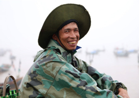 Và nụ cười chiến thắng của một ngư dân sau nhiều ngày đánh bắt ngoài khơi xa. Và nụ cười chiến thắng của một ngư dân sau nhiều ngày đánh bắt ngoài khơi xa.