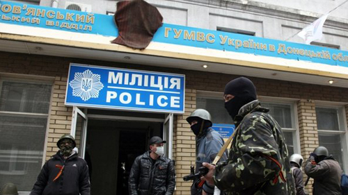 Các tay súng ly khai bên ngoài đồn cảnh sát ở Sloviansk, Ukraine (Ảnh: AP)