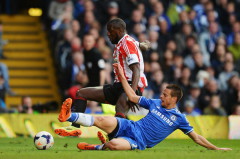 Tình huống dẫn đến quyết đinh thổi phạt đền trong trận đấu giữa Chelsea và Sunderland - Ảnh: AFP