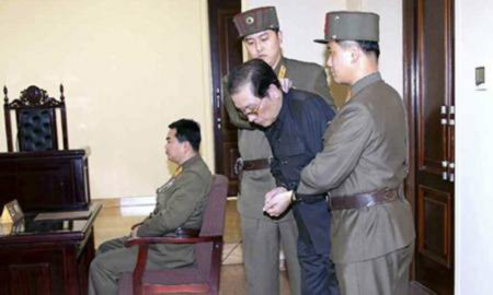 Người chú rể quyền lực của nhà đạo Kim Jong-un Jang Song-taek bị trói và bị dẫn ra tòa. Ảnh Reuters/Yonhap
