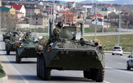 Xe bọc thép Nga di chuyển trên đường tại Crimea. Ảnh AFP. Xe bọc thép Nga di chuyển trên đường tại Crimea. Ảnh AFP.