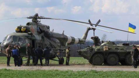 Trực thăng, xe thiết giáp Ukraine triển khai tại thị trấn Izium, miền đông Ukraine (ảnh: Reuters)