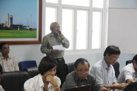 Đại diện người dân xã Bình Trị, huyện Bình Sơn phản ánh tại buổi đối thoại.  