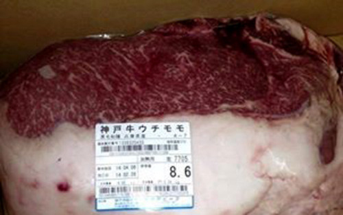 Hình ảnh số ID trên bao bì thịt bò Kobe tại cửa hàng được người bán cho là dấu hiệu đảm bảo hàng xịn xách tay từ Nhật.