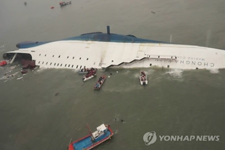 Phà Sewol lật và chìm xuống biển Phà Sewol lật và chìm xuống biển