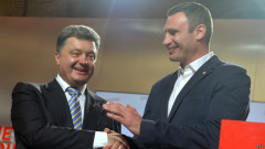 Ông Poroshenko (trái) xuất hiện trên sân khấu cùng đồng minh Klitschko