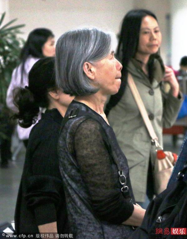 Châu Kiệt Luân cố “giải vây” cho mẹ ở sân bay 7