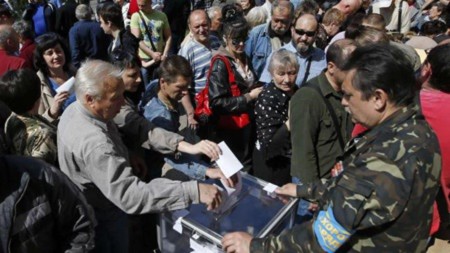 người dân Đông Ukraine lũ lượt đi bỏ phiếu trưng cầu dân ý người dân Đông Ukraine lũ lượt đi bỏ phiếu trưng cầu dân ý