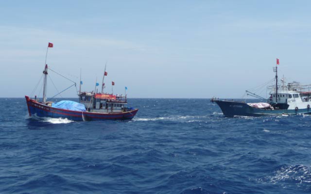 Cạy thế tàu lớn vỏ thép, Trung Quốc liên tiếp uy hiếp, cản trở tàu cá Việt Nam ở Hoàng Sa.