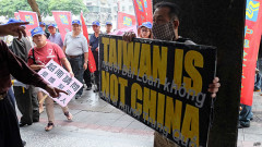 Người Đài Loan biểu tình phản đối tại văn phòng kinh tế văn hóa Việt Nam ở Đài Bắc.