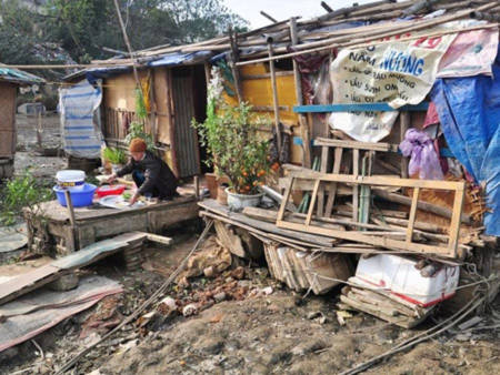 Khu nhà ổ chuột ở phường Phúc Xá- nơi nhiều người nghèo đang ở.
