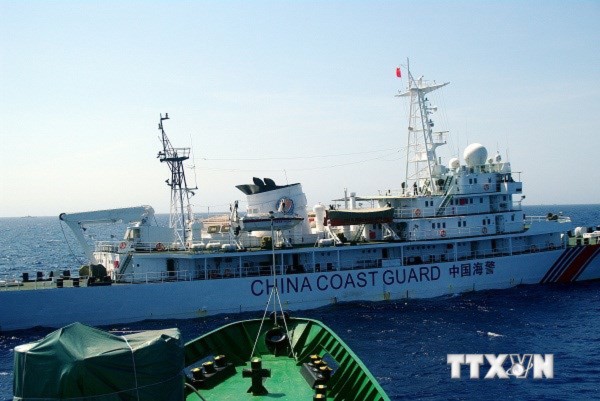 Tàu Trung Quốc uy hiếp và gây hại cho tàu Việt Nam ở Biển Đông (Ảnh: Công Định-Hữu Trung/TTXVN) Tàu Trung Quốc uy hiếp và gây hại cho tàu Việt Nam ở Biển Đông (Ảnh: Công Định-Hữu Trung/TTXVN)