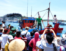 Trưa nay, cơ quan chức năng Quảng Ngãi cùng hàng trăm người dân ở các làng chài Bình Châu, huyện Bình Sơn và Tịnh Kỳ, huyện Sơn Tịnh đã chờ đón chuyến tàu QNg90205-TS chở hai ngư dân bị lực lượng kiểm ngư Trung Quốc bất ngờ tấn công, đánh trọng thương ở gần đảo Phú Lâm thuộc vùng biển Hoàng Sa.