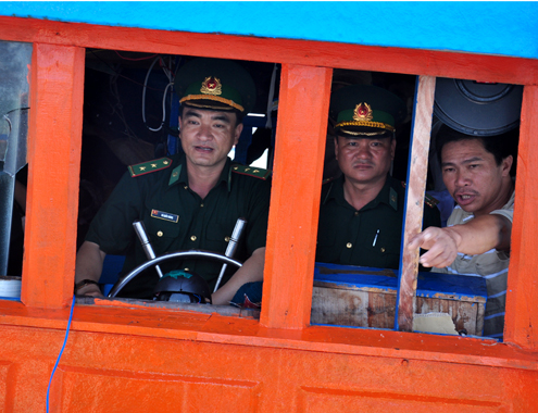 Ngư dân Phạm Tấn Sơn báo cáo bộ đội biên phòng về vụ việc tàu cá bị bất ngờ tấn công trong đêm, sau đó đập phá nát cabin, đánh đập thuyền trưởng Nguyễn Tấn Hải và thuyền viên Lê Anh trọng thương vào đêm 16/5.
