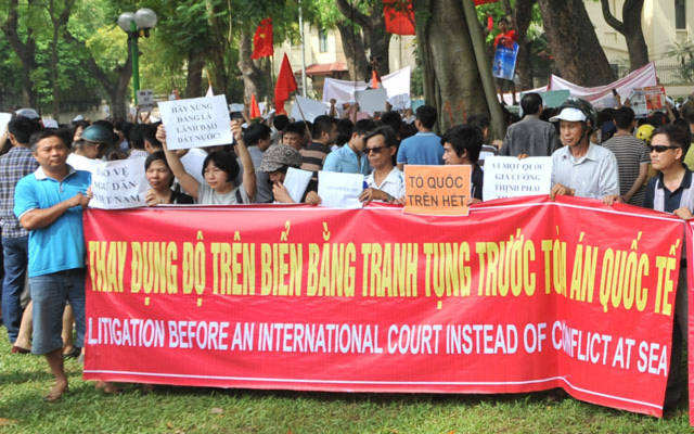 Người dân tuần hành tại Hà Nội ngày 11.5 mong muốn đưa vụ việc ra tòa án quốc tế. Người dân tuần hành tại Hà Nội ngày 11.5 mong muốn đưa vụ việc ra tòa án quốc tế.