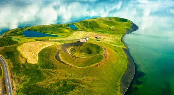 Những chiếc hố rỗng lạ lùng trong hồ cổ Iceland